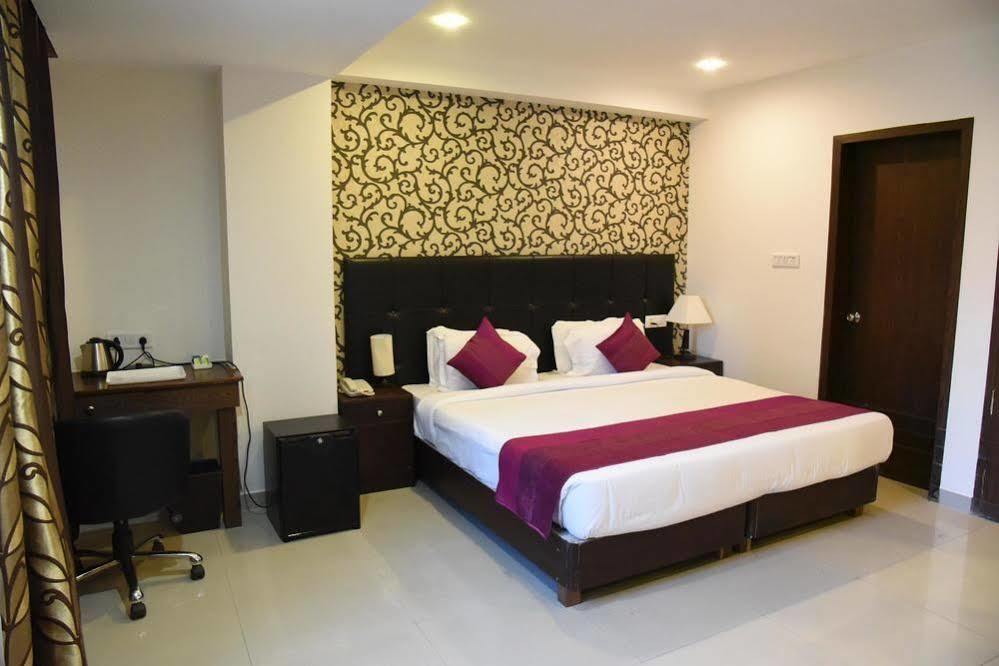 Oyo Premium Railway Station Patna Hotell Patna  Exteriör bild